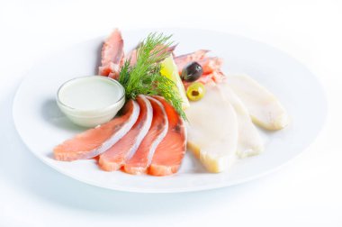 Beyaz bir arka plan üzerinde çeşitli kırmızı, somon ve beyaz balık balık.