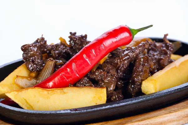 Sartén Caliente Carne Asada Con Papas Chile Rojo Sobre Fondo —  Fotos de Stock