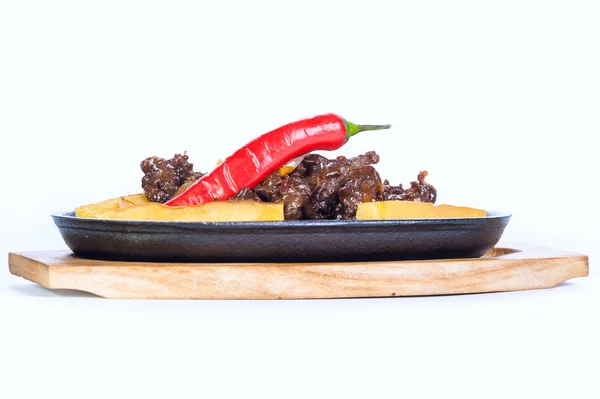Горячая Сковородка Жареное Мясо Картошкой Красным Чили Белом Фоне — стоковое фото