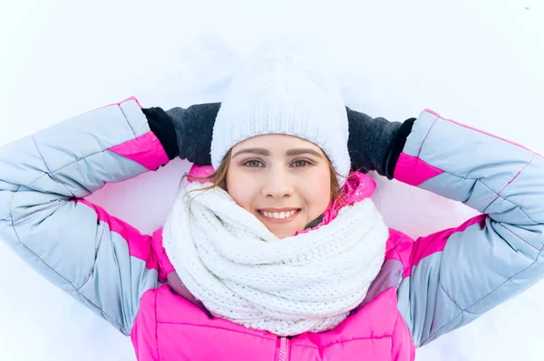 Buiten Portret Gelukkig Lachend Meisje Liggen Sneeuw — Stockfoto