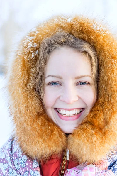 Mooie Russische Vrouw Een Bont Capuchon Wollen Wanten Buiten Modieuze — Stockfoto