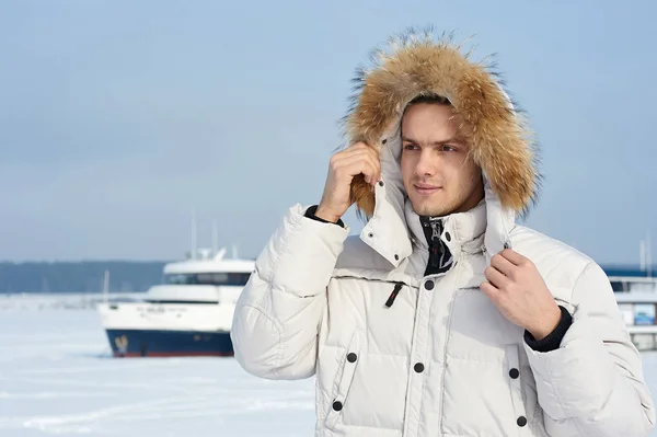 Genç Güzel Adamla Beyaz Ceket Kürk Kız Kış Moda Portre — Stok fotoğraf