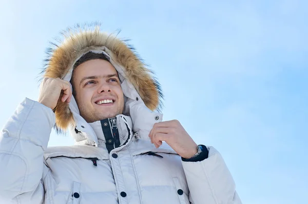 时尚年轻美丽的男子在白色外套与毛皮罩在冬天 — 图库照片