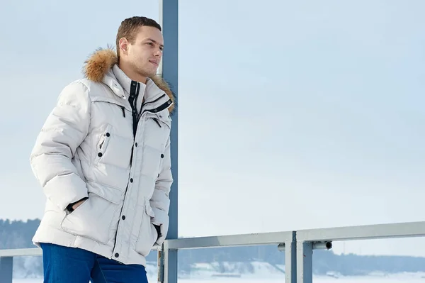 Jonge Mooie Man Een Witte Jas Met Bont Kap Winter — Stockfoto