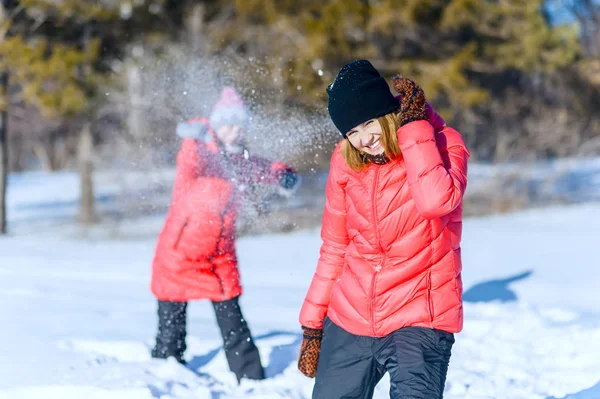 Внешний Портрет Двух Молодых Девушек Ярких Куртках Играющих Снежки Зимнем — стоковое фото
