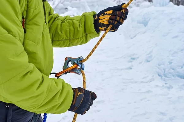 Escalade Glace Avec Une Corde Cliquez Sur Les Mains Fermées — Photo