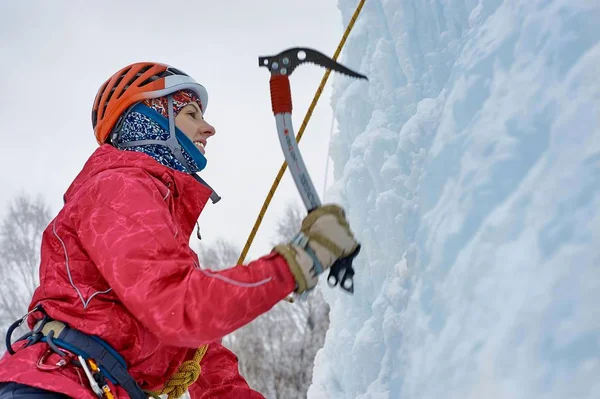 Alpinist Γυναίκα Εργαλεία Πάγου Τσεκούρι Πορτοκαλί Κράνος Αναρρίχηση Ένα Μεγάλο — Φωτογραφία Αρχείου