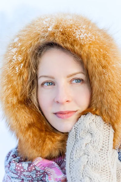 Mooie Russische Vrouw Een Bont Capuchon Wollen Wanten Buiten Modieuze — Stockfoto