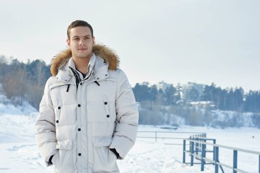 Genç güzel adamla beyaz ceket kürk kız kış moda portre.