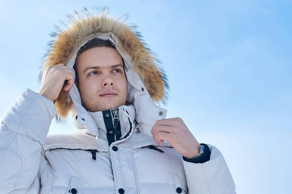 Jovem Homem Bonito Uma Jaqueta Branca Com Capuz Pele Inverno — Fotografia de Stock