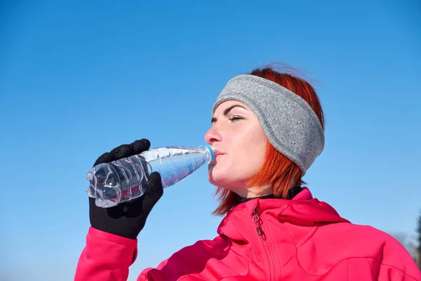 Jeune Femme Boit Eau Bouteille Après Jogging Dans Ville Hiver — Photo