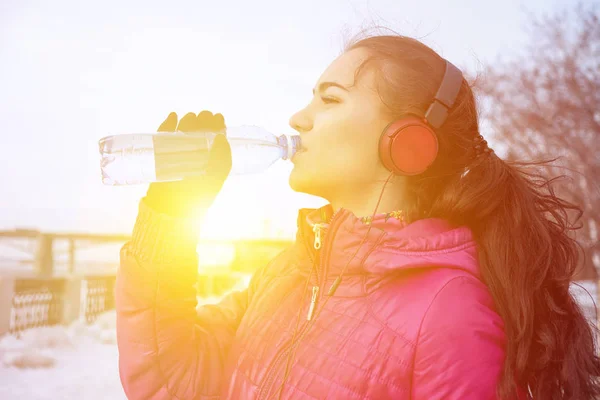 Boire Pendant Sport Jeune Femme Boire Eau Après Course — Photo