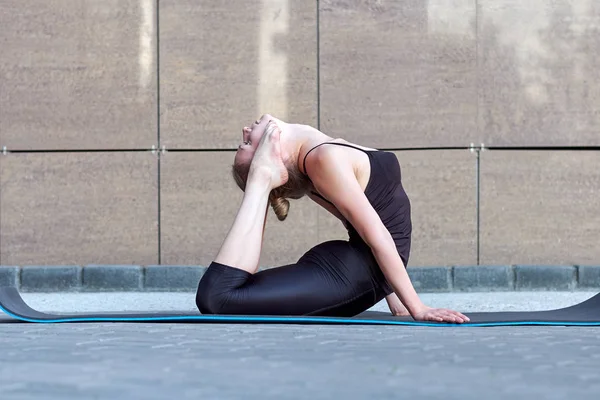 Mujer Estirada Fitness Gimnasta Bailarina Haciendo Ejercicios Sobre Fondo Pared — Foto de Stock