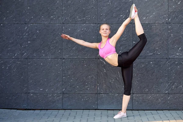 Mujer Estirada Fitness Gimnasta Bailarina Haciendo Ejercicios Sobre Fondo Uban —  Fotos de Stock