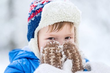 Açık portre küçük çocuk onun yüz eldivenler kaplı. Sadece gözleri görünür