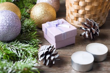 Noel ve yeni yıl. Dekorasyon, hediyeler, toplar, çam dalları, kar, mum - tatil öznitelikleri