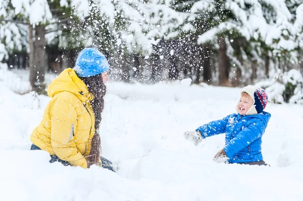Мать Ребенок Играют Зимнем Парке Завалило Снегом — стоковое фото