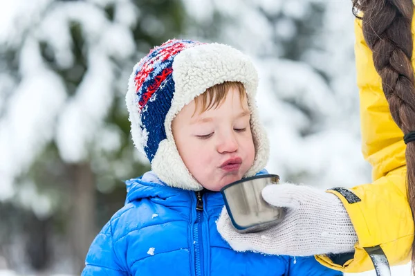 Buiten Portret Kind Blazen Hete Thee Uit Een Thermoskan Winter — Stockfoto