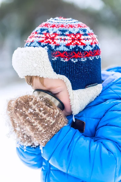 Utomhus Porträtt Liten Pojke Dricker Varmt Vinterparken — Stockfoto