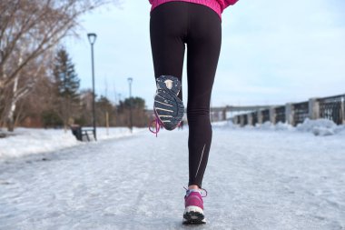 Koşu bandında koşan atlet ayakları ayakkabıya yakın plan.