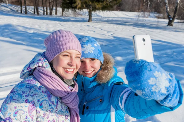 Две Молодые Счастливые Улыбающиеся Девушки Сфотографированы Зимнем Парке Внешний Портрет — стоковое фото
