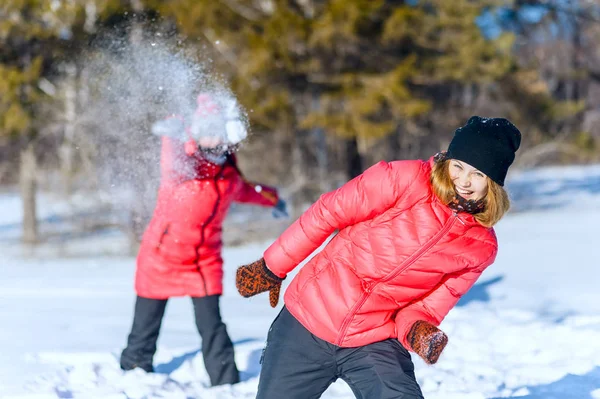 Utomhus Porträtt Två Unga Flickor Ljusa Jackor Spela Snöbollar Winter — Stockfoto