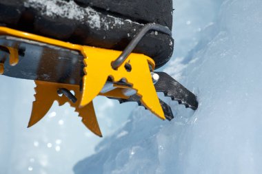 Ayaklarına kramponlar, buz dağcısı, donmuş bir şelaleye tırmanan.