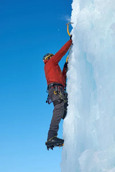 Homme Alpiniste Avec Des Outils Glace Hache Escalade Grand Mur — Photo