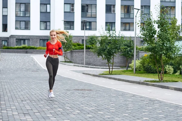 Ung Kvinnlig Löpare Hoody Joggar Stadens Gata — Stockfoto