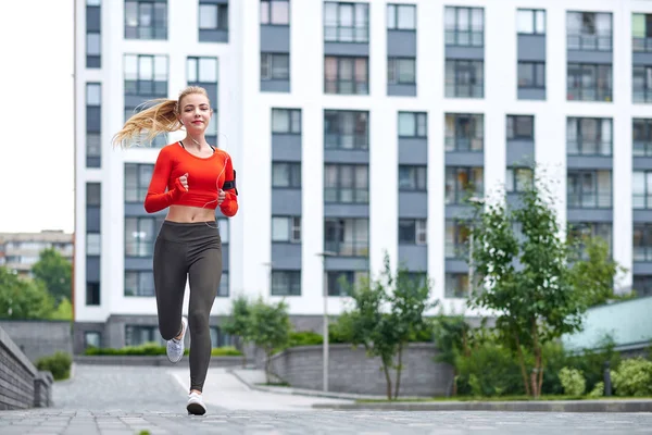 Ung Kvinna Kör Staden Gatan — Stockfoto