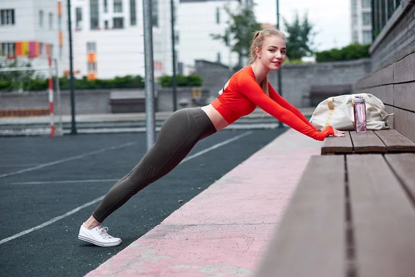 Sporcu Kadın Ilaç Topuyla Bacak Esneme Egzersizi Yapıyor Formda Bir — Stok fotoğraf