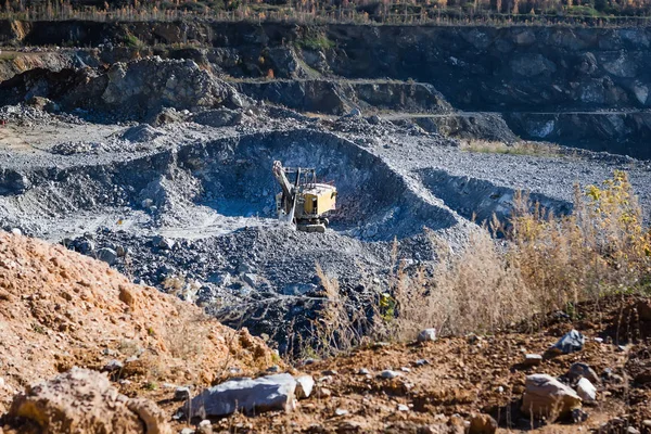 大理石の採石場と機械 砕石の採取 — ストック写真