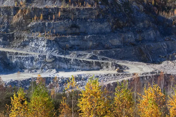 大理石の採石場と機械 砕石の採取 — ストック写真