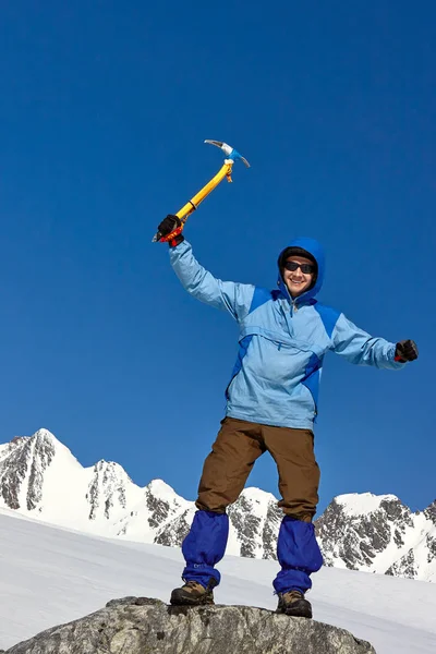 Primer Plano Retrato Escalador Sonriente Con Hacha Hielo Alta Montaña —  Fotos de Stock