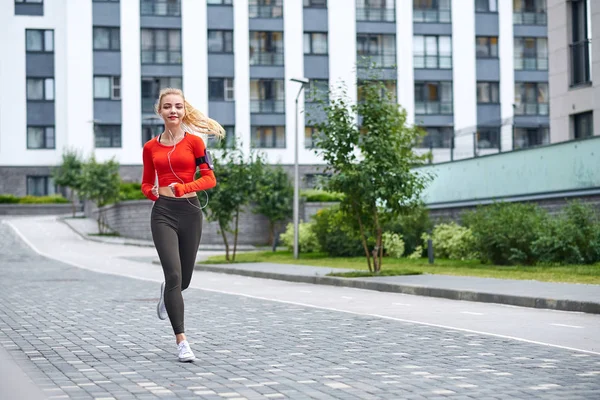 Ung Kvinnlig Löpare Hoody Joggar Stadens Gata — Stockfoto