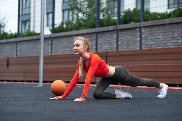 Спортивна Жінка Робить Вправи Розтягування Ніг Медичним Ячем Підійде Жінка — стокове фото