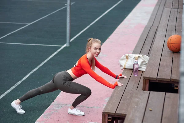 Sportkvinna Som Stretchar Benet Med Medicinboll Passform Kvinna Tränar Med — Stockfoto