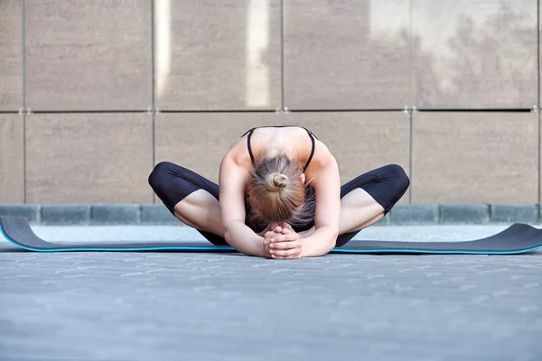 Mujer Estirada Fitness Gimnasta Bailarina Haciendo Ejercicios Sobre Fondo Pared — Foto de Stock
