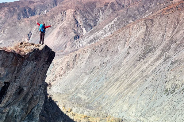 Caminante Con Mochila Pie Cima Una Montaña Con Las Manos — Foto de Stock