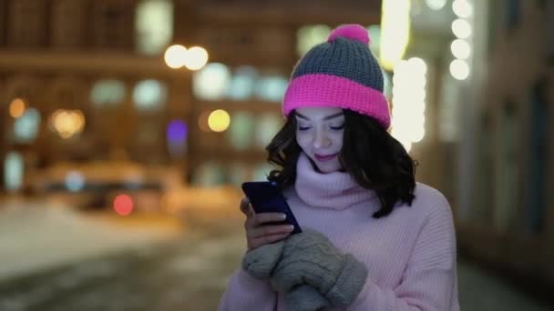 Giovane Bella Donna Che Utilizza Suo Telefono Cellulare Città Notte — Video Stock