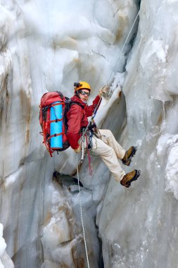 dağcı ipi buzul boşlukta üzerinden iner. Açık ectreme portre, Fann, Pamir Alay, Tacikistan
