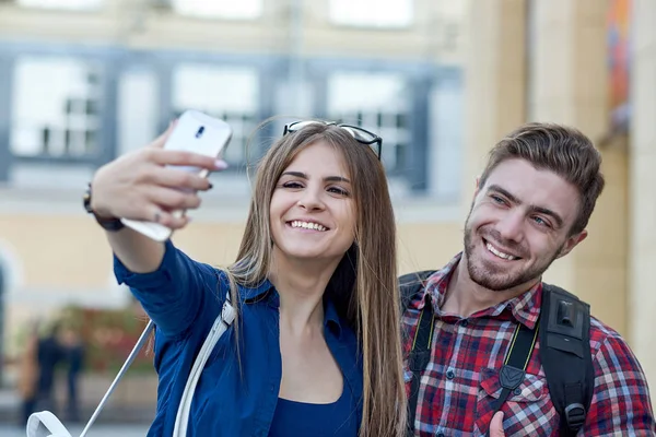 Feliz pareja de turistas tomando selfie en showplace de la ciudad — Foto de Stock