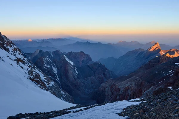 Salida del sol en las montañas. Reflejo del sol rojo en los picos de nieve de montaña, pase Mirali, 5300, Fann, Pamir Alay, Tayikistán — Foto de Stock