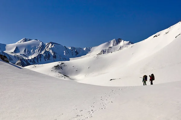 Μάτσο ορειβάτες ανεβαίνει το περπάτημα κατά μήκος του παγετώνα — Φωτογραφία Αρχείου