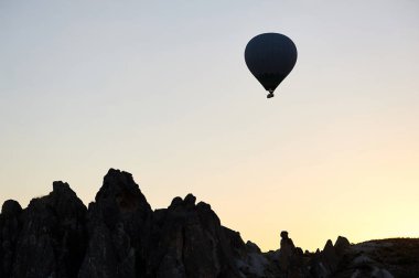 Peri bacaları tarafından sabah gökyüzünde sıcak hava balonu silueti