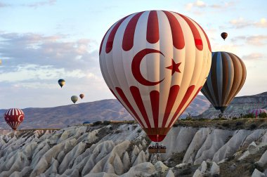 Sıcak Hava Balonu Uçuş Kapadokya Turu Göreme Açık Hava Müzesi, Uçan sıcak hava balonları gün doğumu Kapadokya'da yükseliyor. Göreme Milli Parkı Türkiye.