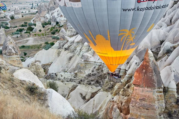 Hot Air Balloon Flight Cappadocia Tour Goreme Open Air Museum, Flying hot air balloons rise in sunrise Cappadocia. Goreme National Park Turkey. — Stock Photo, Image
