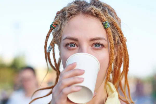 Retrato jovem mulher com dreadlocks beber café em copo de papel — Fotografia de Stock