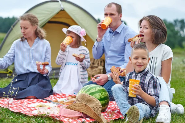 Mutlu bir aile güneşli bir günde çayırda piknik yapıyor. Aile Kırsalda Kamp Eğlencesi Tatili — Stok fotoğraf