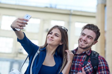 Şehrin gösterisinde selfie çeken mutlu turistler.